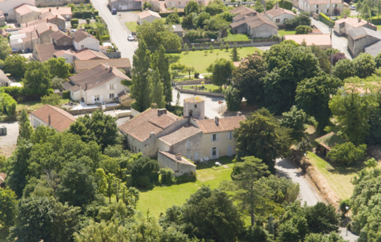 logis-de-la-popeliniere-sainte-gemme-la-plaine-vue-aerienne