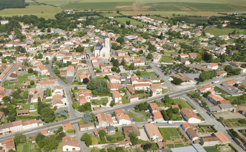 vue-aerienne-eglise-ste-gemme-la-plaine-vendée